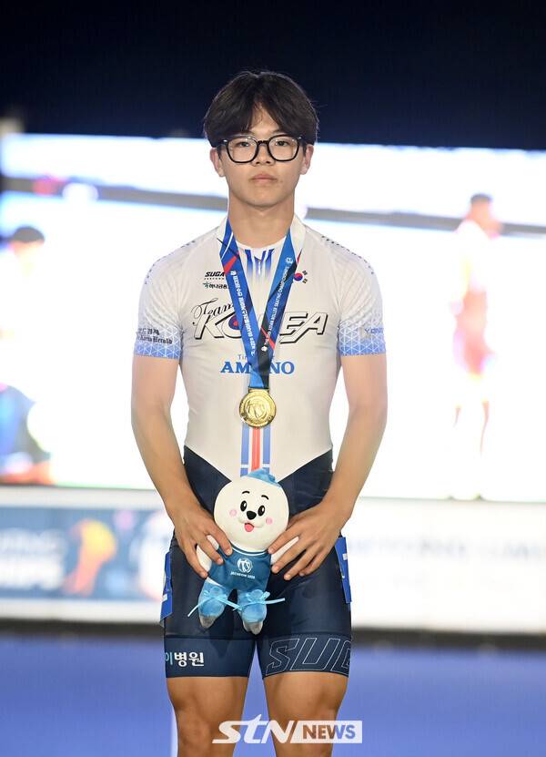 24일 오후 충북 제천시에 위치한 어울림체육관에서 열린 '제20회 아시아 롤러스케이팅 선수권대회' 스피드 트랙 남자 주니어 스프린트 500m+D에 출전한 박성훈이 시상대에서 포즈를 취하고 있다. /사진(제천)=김종원 기자