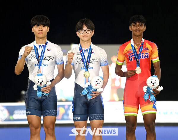 24일 오후 충북 제천시에 위치한 어울림체육관에서 열린 '제20회 아시아 롤러스케이팅 선수권대회' 스피드 트랙 남자 주니어 스프린트 500m+D에 출전한 김지찬, 박성훈이 시상대에서 포즈를 취하고 있다. /사진(제천)=김종원 기자