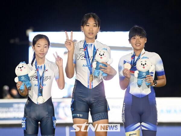24일 오후 충북 제천시에 위치한 어울림체육관에서 열린 '제20회 아시아 롤러스케이팅 선수권대회' 스피드 트랙 여자 주니어 5000m 포인트 경기에 출전한 이태희 권세진이 시상대에서 포즈를 취하고 있다. &nbsp;/사진(제천)=김종원 기자