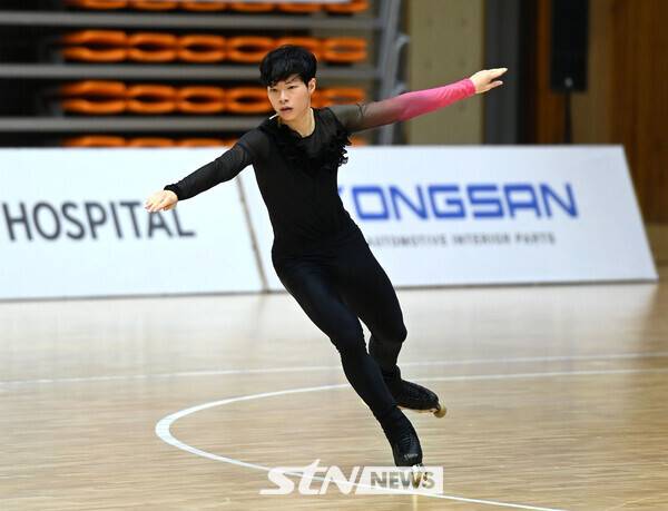25일 제천체육관에서 치러진 '제20회 아시아 롤러스케이팅 선수권대회' 아티스틱 인라인 프리 남자 쇼트에서&nbsp;최예창(대전롤러스포츠연맹)이 연기를 선보이고 있다./사진(제천)=김종원 기자