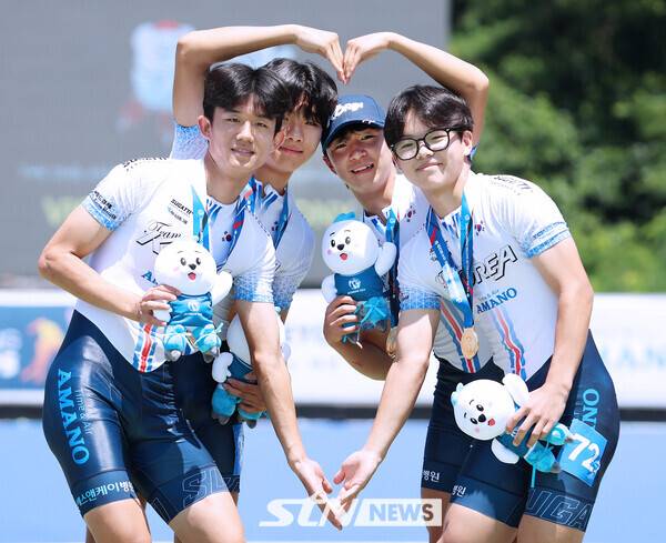 25일 제천롤러스포츠경기장에서 치러진 '제20회 아시아 롤러스케이팅 선수권대회' 스피드 트랙 남자 주니어 3000m 계주에서 금메달을 차지한 한국 선수들이 메달과 함께 미소를 보이고 있다. /사진(제천)=강명호 기자