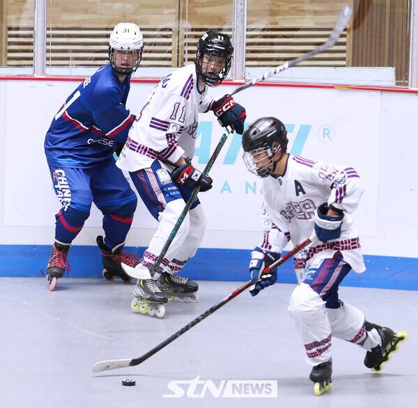 25일 충북 제천 세명대학교 세명체육관에서 치러진 '제20회 아시아 롤러스케이팅 선수권대회' 인라인하키 경기에서 한국이 대만과 맞붙고 있다. /사진(제천)=강명호 기자