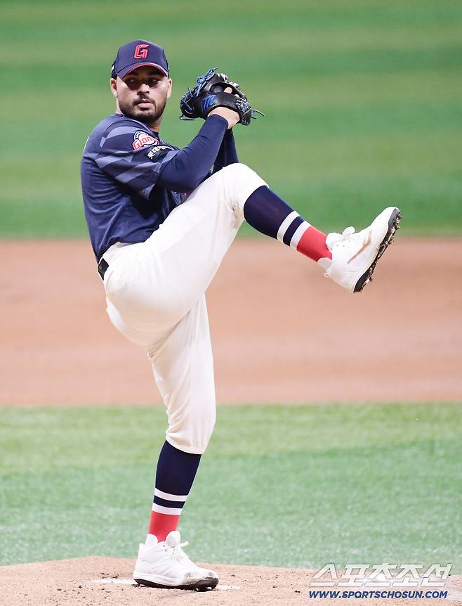 24일 서울 고척스카이돔에서 열린 키움과 롯데의 경기. 선발 투구하고 있는 롯데 감보아. 고척=송정헌 기자songs@sportschosun.com/2025.07.24/