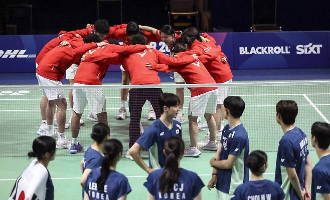 (250720) -- MUELHEIM, July 20, 2025 (Xinhua) -- Team China cheer up before the badminton mixed team semifinal match between China and South Korea at the Rhine-Ruhr 2025 FISU World University Games in Muelheim, Germany, July 20, 2025. (Xinhua/Hu Xingyu) <저작권자(c) 연합뉴스, 무단 전재-재배포, AI 학습 및 활용 금지>