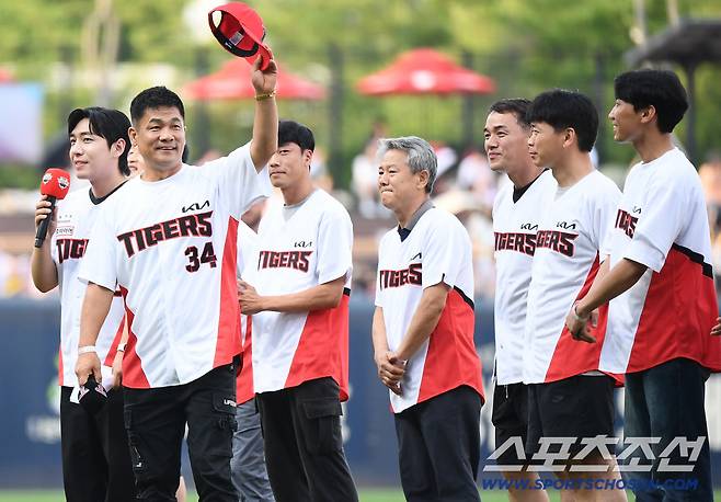의인 최승일씨와 함께 구조를 도운 직원들이 시구 전 인사하고 있다.