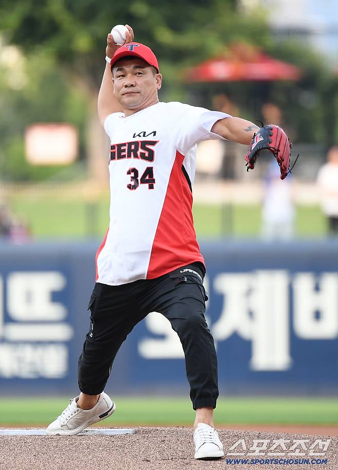 처음 선 챔피언스필드 마운드에서 전혀 긴장하지 않고 공을 던지는 모습