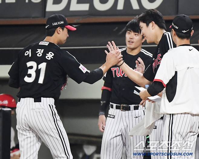 24일 광주 기아 챔피언스필드에서 열린 LG-KIA전. 7회말 1사 1, 2루에 구원 등판한 이정용이 무실점으로 이닝을 마친 후 손주영의 환영을 받고 있다. 광주=정재근 기자 cjg@sportschosun.com/2025.7.24/