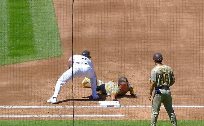 김하성이 2024년 8월 19일(한국시각) 콜로라도전에서 3회 안타를 치고 나간 뒤 상대의 기습 견제에 급하게 슬라이딩으로 귀루하고 있다. 당시 샌디에이고 주력타자였던 김하성이 어깨를 다친 순간이다. 사진=MLB.TV 캡처