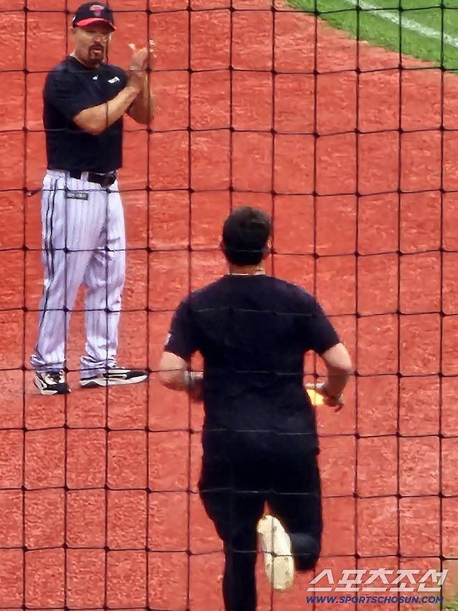 LG 트윈스 오스틴 딘이 19일 잠실구장에서 김용일 코치의 격려 속에서 달리기를 하고 있다. 잠실=권인하 기자