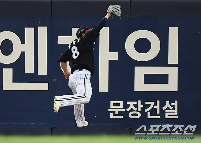 22일 광주 기아 챔피언스필드에서 열린 LG-KIA전. 4회말 2사 오선우의 타구를 우익수 문성주가 점프해 잡아내고 있다. 광주=정재근 기자 cjg@sportschosun.com/2025.7.22/