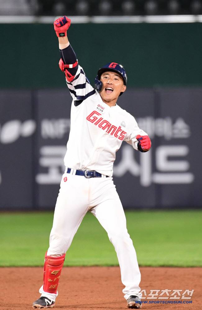 롯데 입단 첫해인 2023년 5월, 노진혁의 끝내기안타 세리머니. 스포츠조선DB