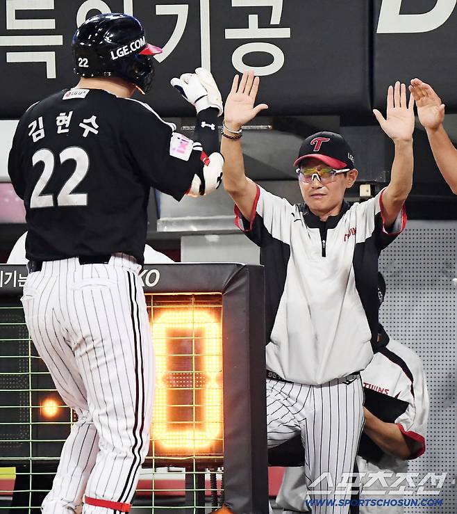 24일 광주 기아 챔피언스필드에서 열린 LG-KIA전. 8회초 무사 2, 3루 김현수가 스리런포를 친 후 염경엽 감독의 환영을 받고 있다. 광주=정재근 기자 cjg@sportschosun.com/2025.7.24/
