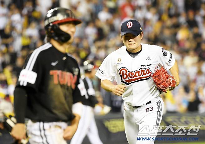 25일 잠실구장에서 열린 두산 베어스와 LG 트윈스의 경기. 두산 마무리 김택연이 9회 동점을 허용한 뒤 마운드에서 내려오고 있다. 잠실=박재만 기자 pjm@sportschosun.com/2025.07.25/