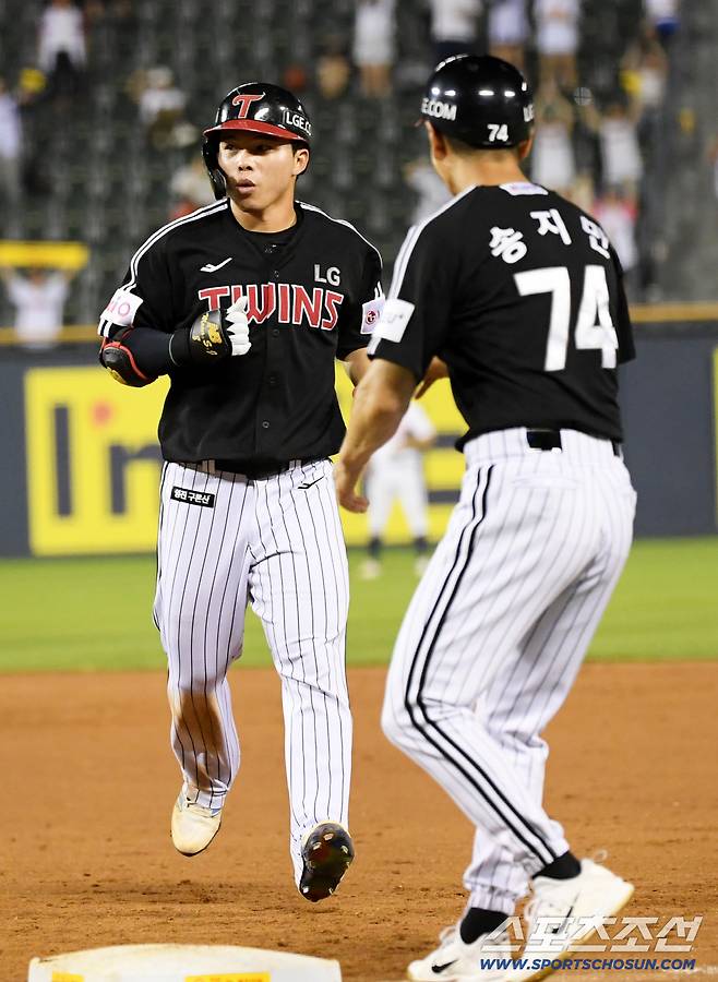 25일 잠실구장에서 열린 두산 베어스와 LG 트윈스의 경기. 9회초 2사 만루 LG 문성주가 역전 적시타를 날린 뒤 환호하고 있다. 잠실=박재만 기자 pjm@sportschosun.com/2025.07.25/