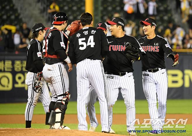 25일 잠실구장에서 열린 두산 베어스와 LG 트윈스의 경기. 승리한 LG 선수들이 기뻐하고 있다. 잠실=박재만 기자 pjm@sportschosun.com/2025.07.25/