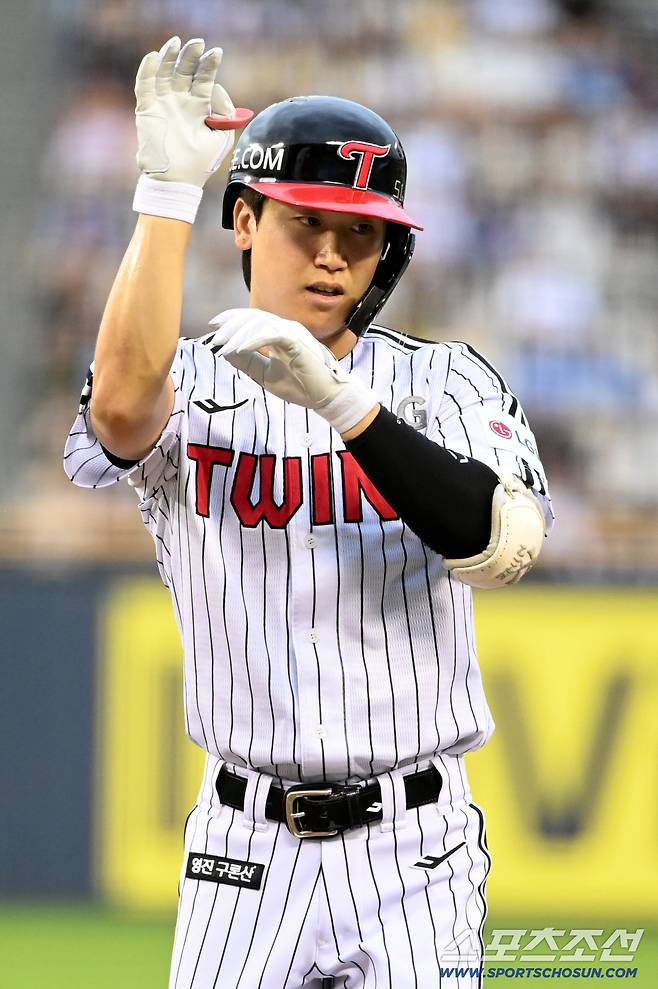 19일 잠실야구장에서 열린 롯데와 LG의 경기, 2회말 구본혁이 안타를 치고 기쁨을 나누고 있다. 잠실=허상욱 기자wook@sportschosun.com/2025.07.19/