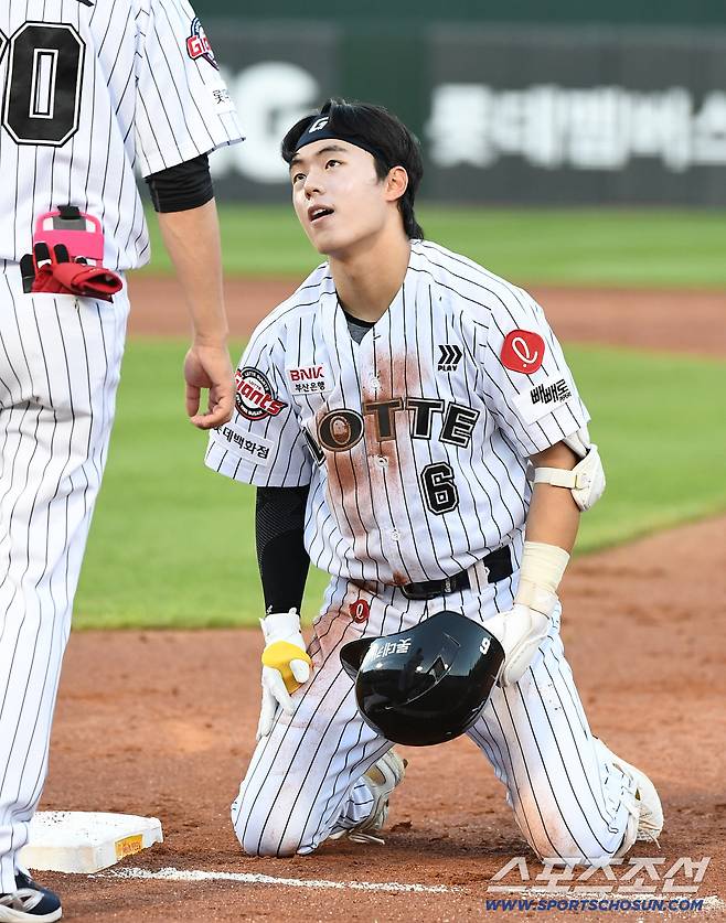25일 부산 사직구장에서 열린 KIA와 롯데의 경기. 2회말 1사 1루 한태양이 안타를 친 후 상대 송구가 빠지자 2루로 뛰다 귀루했지만 아웃되고 있다. 부산=정재근 기자 cjg@sportschosun.com/2025.7.25/