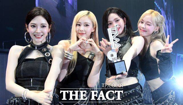 에스파는 '2024 더팩트 뮤직 어워즈'에서 대상을 비롯해 올해의 아티스트와 리스너스 초이스까지 품에 안았다. 사진은 '2024 더팩트 뮤직 어워즈' 당시 모습. /이효균 기자