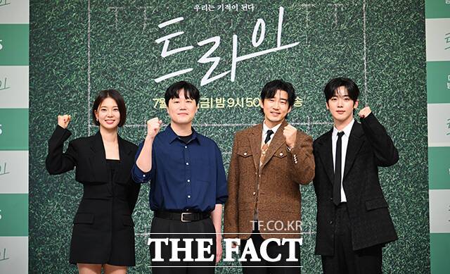 배우 임세미, 장영석 감독, 배우 윤계상 김요한(왼쪽부터)이 25일 오후 서울 서울 양천구 목동 SBS에서 열린 SBS 금토드라마 '트라이: 우리는 기적이 된다' 제작발표회에 참석해 포즈를 취하고 있다. /박헌우 기자