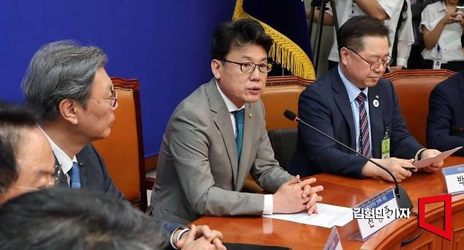 진성준 더불어민주당 정책위의장이 30일 국회에서 상법 개정안 추진 관련 경제계 의견 수렴을 위한 경제6단체 부회장단과 간담회를 하고 있다. 이번 간담회에는 박일준 대한상공회의소 상근부회장, 김창범 한국경제인협회 상근부회장, 이동근 한국경영자총협회 상근부회장, 장석민 한국무역협회 전무, 오기웅 중소기업중앙회 상근부회장, 이호준 한국중견기업연합회 상근부회장, 정우영 한국상장사협회 부회장 등이 참석했다. 2025.6.30 김현민 기자