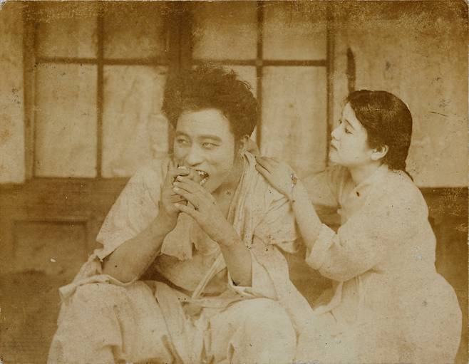 처음으로 발굴된 1926년 무성영화 '아리랑'의 원본 스틸 사진. 3·1 운동에 참가했다가 일제로부터 고문을 받아 미친 뒤 고향에 돌아온 주인공 영진(나운규)이 여동생 영희(신일선)로부터 극진한 보살핌을 받고 있는 장면이다. /김연갑 위원장 제공