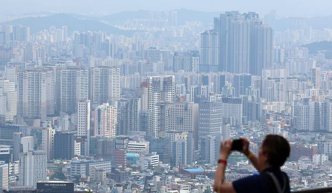 정부의 6·27 부동산 대출 규제로 시장 내 유동성이 위축되며 서울 아파트값 상승세가 4주 연속 줄었다. 전세가격은 25주째 오름세를 이어갔다. 사진은 이날 서울 남산에서 바라본 서울 시내 아파트 모습./뉴스1