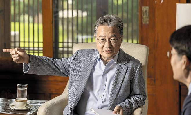 24일 서울 미국대사관저. 조솁 윤 주한 미 대사 대리가 본지와 인터뷰를 갖고 있다. /김지호 기자