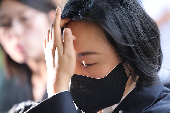 김건희 여사의 '문고리 3인방 중 한 명으로 지목된 유경옥 전 행정관이 25일 오전 서울 종로구에 마련된 김건희 특검팀 사무실로 조사를 받기 위해 출석하고 있다./뉴스1