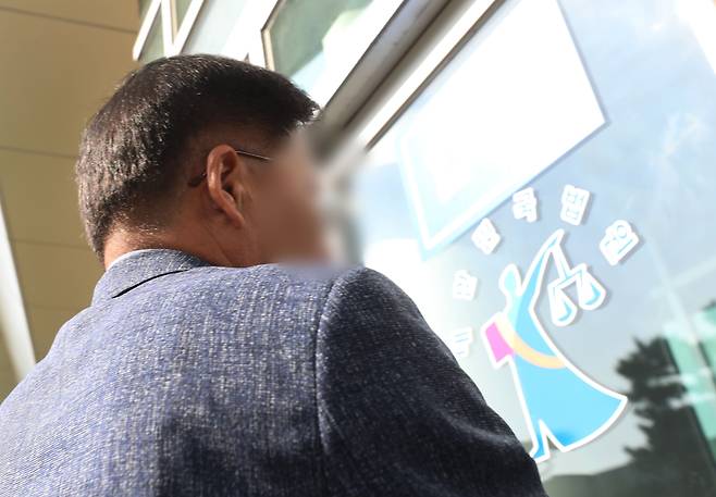 윤석열 전 대통령 처가가 연루된 '양평 공흥지구 특혜 의혹'과 관련해 허위공문서 작성 및 행사 혐의로 불구속기소 된 양평군 공무원 A씨 등 3명에 대한 재판이 열린 2023년 10월 30일 오후 경기 여주시 수원지방법원 여주지원에서 공무원 A씨가 출석하고 있다. /뉴스1