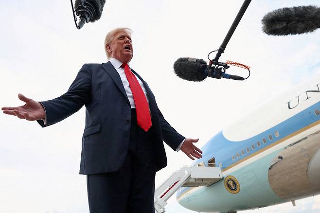 <YONHAP PHOTO-4172> FILE PHOTO: U.S. President Donald Trump speaks with the media after attending the FIFA Club World Cup final upon his arrival at Joint Base Andrews, Maryland, U.S, July 13, 2025. REUTERS/Kevin Lamarque/File Photo/2025-07-21 19:46:02/<저작권자 ⓒ 1980-2025 ㈜연합뉴스. 무단 전재 재배포 금지, AI 학습 및 활용 금지>