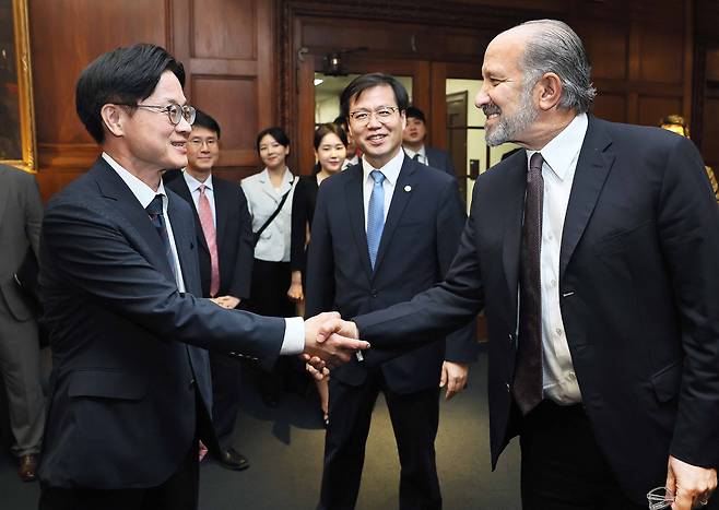 김정관 산업통상자원부 장관과 하워드 러트닉(Howard Lutnick) 상무부 장관이 24일(현지시각) 미국 워싱턴D.C. 상무부 회의실에서 면담 전 악수를 하고 있다. 김 장관과 러트닉 장관 사이에 있는 인물은 여한구 산업부 통상교섭본부장. /산업통상자원부 제공