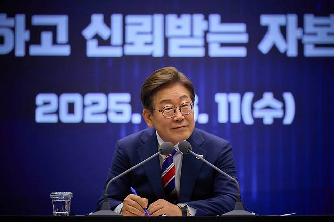 이재명 대통령이 지난 11일 서울 영등포구 한국거래소에서 열린 주식시장 불공정거래 근절을 위한 현장 간담회에서 참석자의 질문을 경청하고 있다./뉴스1