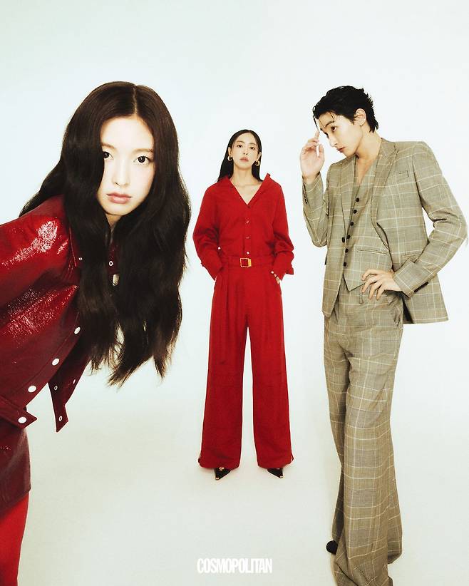 (아린)바이닐 재킷, 미니스커트 모두 Courrèges. 스타킹 스타일리스트 소장품. (이다희)셔츠, 팬츠, 귀고리 모두 Ami. 슈즈 Versace. (이수혁)스리피스 슈트 McQueen. 부츠 스타일리스트 소장품. 귀고리, 목걸이 본인 소장품.