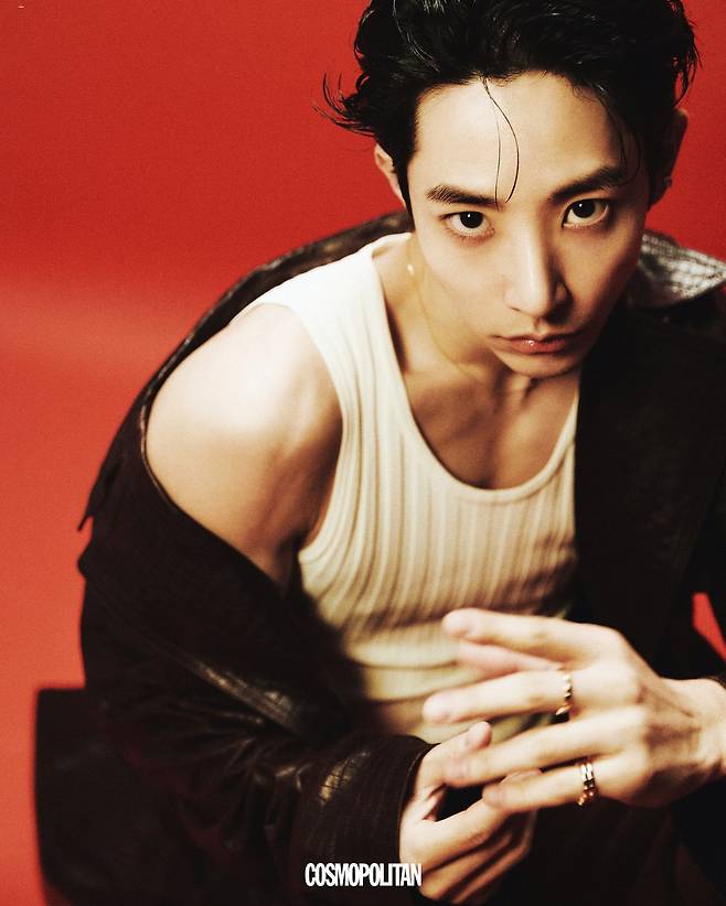 레더 트렌치코트, 플레어 팬츠 모두 Amiri. 반지 모두 Bvlgari. 슬리브리스 톱 스타일리스트 소장품. 목걸이 본인 소장품.