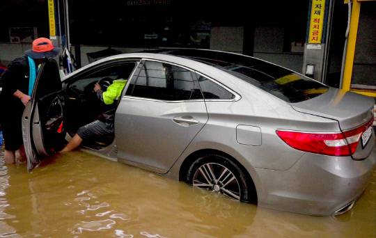 폭우에 비상 출동한 피해 공무원의 차량 침수 모습. 이 차량은 폐차처분을 받았다. 사진=피해차량 소유 공무원 제공.