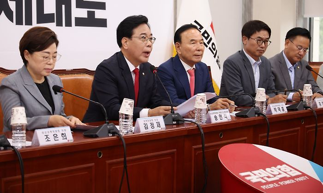 송언석 국민의힘 비상대책위원장 겸 원내대표(왼쪽 두번째)가 21일 서울 국회에서 열린 비상대책위원회의에서 발언하고 있다. ⓒ뉴시스