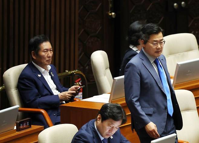 정청래 더불어민주당 당대표 후보가 23일 열린 국회 본회의에서 박찬대 후보를 바라보고 있다. ⓒ뉴시스