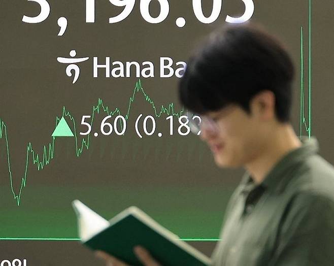 25일 서울 중구 하나은행 본점에서 직원들이 증시와 환율을 모니터하고 있다.ⓒ연합뉴스
