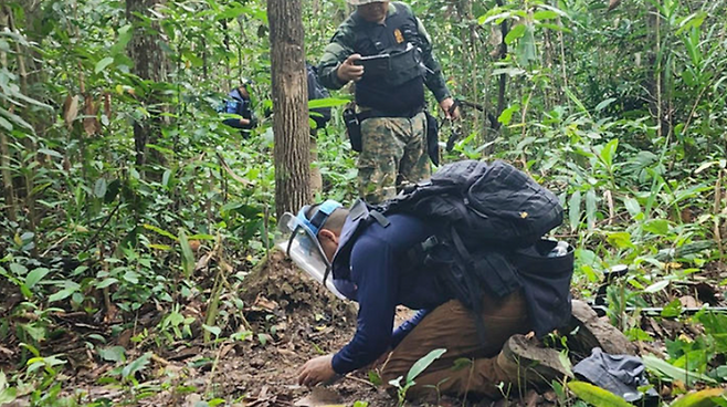 태국 군인들이 지난 20일 대인 지뢰가 발견된 국경지대 근처에서 추가 지뢰가 매설돼 있는지 수색하고 있다. ⓒAP/뉴시스