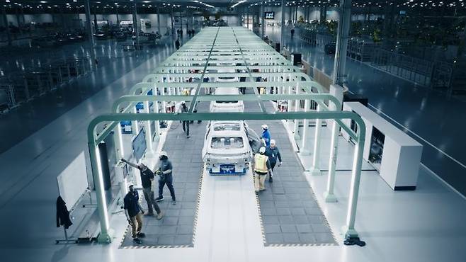 미국 조지아에 위치한 현대차그룹 메타플랜트 아메리카(HMGMA) 차체 공장에서 차체가 자율주행 운반 로봇(AGV)에 실려 이동하고 있다. ⓒ현대차그룹