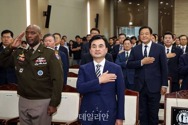 안규백 신임 국방부 장관이 25일 서울 용산구 국방부에서 열린 취임식에서 국기에 경례를 하고 있다. ⓒ국방부