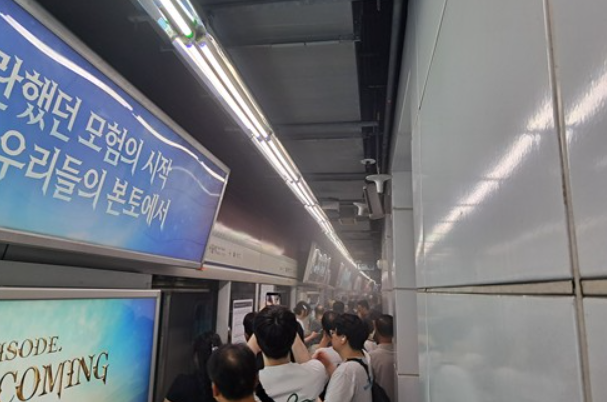 서울 지하철 1호선 서울역을 지나가던 전동차에서 연기가 발생해 승객들이 하차했다. ⓒ연합뉴스
