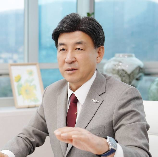방세환 경기 광주시장이 23일 집무실에서 동아일보의 질문에 답하고 있다. 방 시장은 “문화와 관광 기반을 넓히고, 국제 행사가 어울리는 품격 있는 도시로 성장하고 있다”고 밝혔다. 광주시 제공