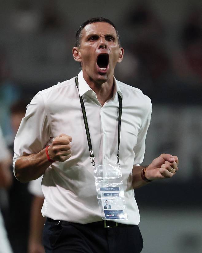 거스 포옛 전북 감독이 2일 서울월드컵경기장에서 열린 FC서울과의 2025 코리아컵 8강전(1-0·전북 승)에서 승리한 뒤 두 주먹을 불끈 쥐고 포효하고 있다. 뉴스1