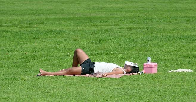 25일 전북 전주시 덕진구 세병공원을 찾은 한 시민이 뜨거운 햇살 아래에서 선탠을 즐기고 있다. 2025.07.25.