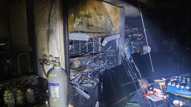 6월 4일 폭발 사고가 발생한 KAIST 연구실 현장. 이 사고로 20대 KAIST 대학원생이 눈을 포함한 얼굴에 중상을 입었다. 황인영 대전유성소방서 조사관 제공