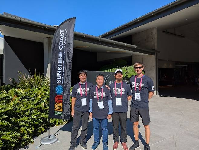 올해 국제수학올림피아드에 참여한 정준혁 교수(왼쪽)와 동료들. 정준혁 교수 제공