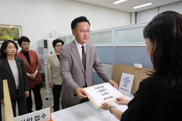 유상범 국민의힘 원내수석부대표가 24일 국회 본청 의안과에 더불어민주당 소속 강선우 의원에 대한 징계요구안을 제출하고 있다.<연합뉴스>