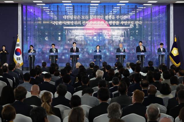 국회 원내정당 대표 의원들이 지난 17일  국회에서 열린 제77주년 제헌절 기념식에서 제헌헌법 전문을 낭독하고 있다.  왼쪽부터 용혜인 기본소득당 대표, 윤종오 진보당 원내대표, 박충권 국민의힘 의원, 백승아 더불어민주당 의원, 서왕진 조국혁신당 원내대표, 천하람 개혁신당 원내대표, 한창민 사회민주당 대표. [국회사진기자단]