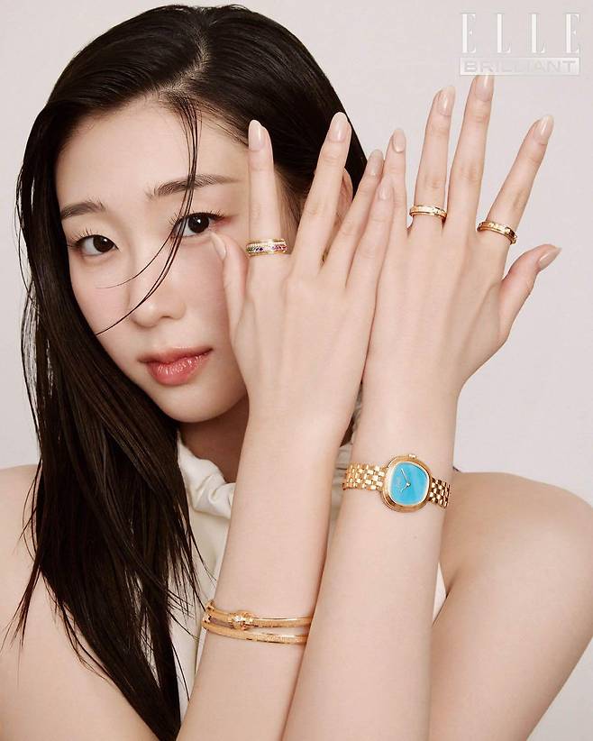 오른손에 착용한 다이아몬드, 사파이어, 루비를 세팅한 ‘포제션’ 링, 로즈 골드에 다이아몬드를 세팅한 ‘포제션 데코 팰리스’ 브레이슬릿, 로즈 골드 소재의 ‘포제션 데코 팰리스’ 브레이슬릿, 왼손 약지에 착용한 다이아몬드 세팅의 ‘포제션 데코 팰리스’ 링, 검지에 착용한 8개 다이아몬드를 세팅한 ‘포제션 데코 팰리스’ 링, 튀르쿠아즈 다이얼의 ‘식스티’ 워치는 모두 PIAGET. 드레스는 SPORTMAX.